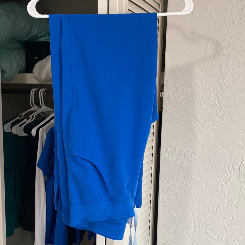 FIGS Kade Cargo scrub pants in Royal Blue (size M Tall)